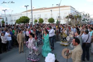 Numerosos vecinos se congregaron en la Plaza de la Iglesia a recibir a su hermandad rociera.