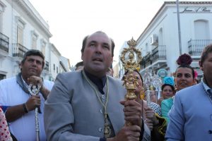 El nuevo Hermano Mayor dando sus primeros vivas al Simpecado sanjuanero.