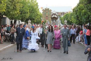 El recorrido de despedida contó con el acompañamiento del Simpecado de la Hermandad de Huelva, la Hermandad madrina. / Foto: Juan Antonio Ruiz