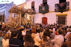 En esta un grupo de rocieros moguereños cantaron varias sevillanas al Simpecado sanjuanero. / Foto: Juan Antonio Ruiz