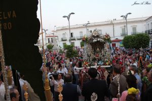 La carroza del Simpecado llega a la Plaza de la Iglesia de San Juan del Puerto. / Foto: Juan Antonio Ruiz