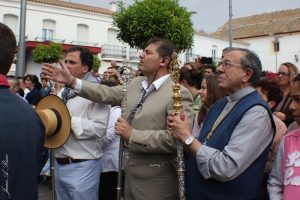 Diego Márquez entre el alcalde y el párroco de San Juan del Puerto. / Foto: Juan Antonio Ruiz