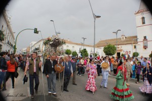 La comitiva recorriendo las principales calles del pueblo en el inicio de este camino. / Foto: Juan Antonio Ruiz