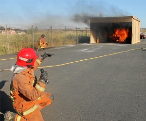 Momentos de la práctica de la simulación del incendio.