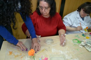 Uno de los talleres de manualidades que organiza la Asociación Athenea. / Foto: Facebook