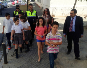 El jefe de Tráfico camina junto a los escolares.