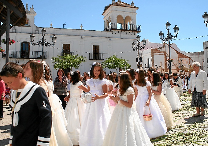 Participantes en la Solemne Procesión del Corpus Christi en Cartaya.