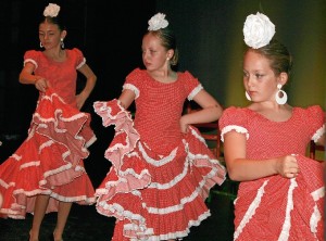 Sobre las tablas se han subido unos 150 alumnos de la Academia de Baile de Cartaya.