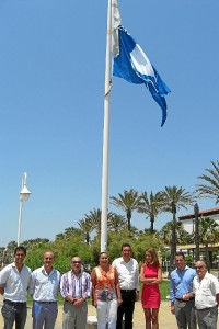 Momento de la izada de la Q de Calidad Turística y la Bandera Azul de la Playa de Islantilla.