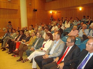 Numerosos representantes institucionales y económicos de Huelva han asistido a la presentación. 