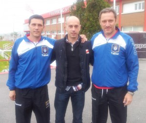 El ex capitán del Recre, Aitor Tornavaca, junto a Vicente y Manolo Pedraza.