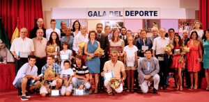 Foto de familia de los galardonados en la Gala del Deporte en Ayamonte. / Foto: J. L.