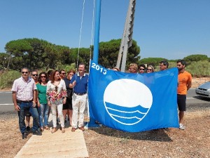 El alcalde de Punta izando una de las banderas.