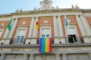 Bandera multicolor instalada en la fachada del Ayuntamiento.