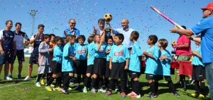 Los jugadores del CD 1889 con el trofeo como subcampeón.