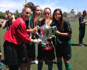 Las representantes del Cajasol San Juan Universidad con el trofeo.