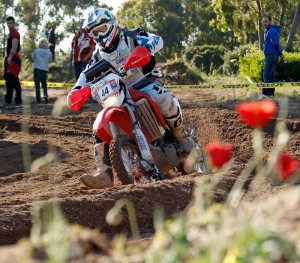 Un problema eléctrico en la moto impidió que el valverdeño acabase la primera etapa.