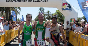 Los tres primeros clasificados en la prueba masculina del triatlón 'Isla Canela'. / Foto: J. Losa.