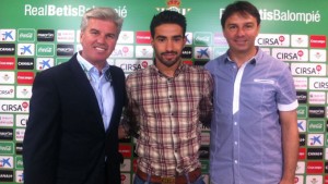 Chuli, junto al presidente del Betis Miguel Guillén -izquierda-, y el director deportivo Vlada Stosic. / Foto: www.realbetisbalompie.es.