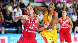 Cindy Lima pugna con Ajanovic, en el España-Serbia de semifinales. / Foto: www.eurobasketwomen2013.com.