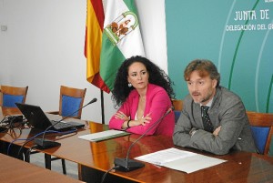 La delegada de Salud y el delegado del Gobierno durante la presentación de esta aplicación.