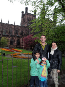 Jesús Ortega, con la familia en Chester