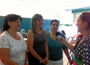 Concejala de Educación, María del Carmen Beltrán, junto a la trabajadora de la concejalía, Cati García y Nadia, alumna del taller.