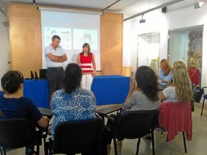 Concejala de Educación, María del Carmen Beltrán junto al concejal de Drogodependencia, José Manuel Raya, en la clausura de las escuelas.