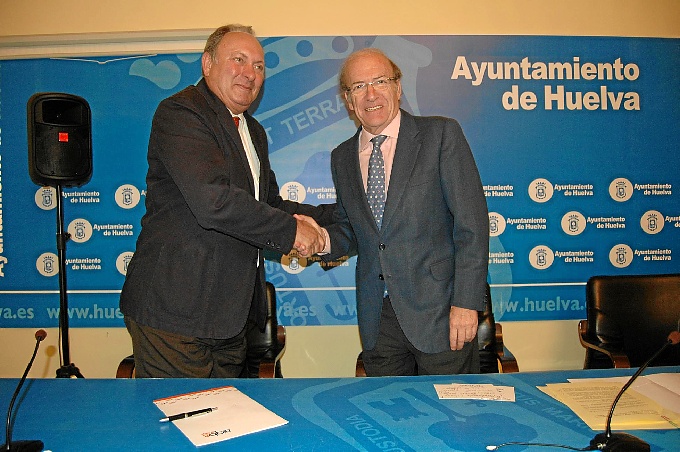 Martínez Cañavate y Pedro Rodríguez tras la firma del acuerdo.