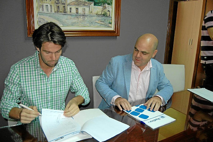 (De izquierda a derecha) El presidente de la Asociación Provincial de Empresarios de la Hostelería de Huelva, Iván Gómez, y el presidente de la Empresa Municipal Huelva Digital, Saúl Fernández.