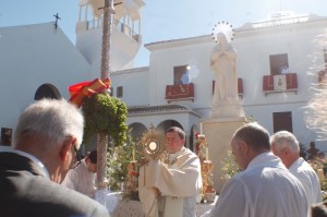 Varios párrocos han acompañado al Cuerpo de cristo en su día grande.