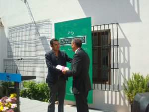 Mario Guillermo Contreras, recoge el premio de manos de Ignacio Caraballo. 