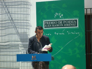 El autor finalizó con la lectura de dos poemas del poemario premiado. 