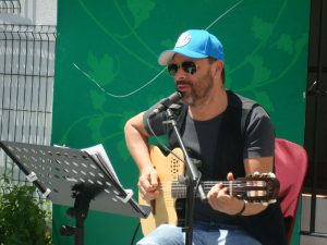 El cantautor moguereño ha ofrecido un recital con poemas musicados de Juan Ramón. 