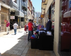 Los comercios que se han sumado a la iniciativa han sacado sus productos a la calle.