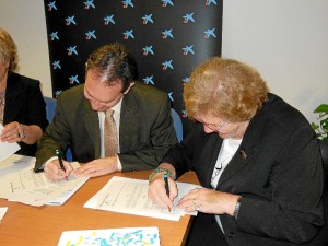 Isidro Fainé y Cinta Monsalvete durante la firma del convenio. 