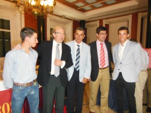El alcalde de Huelva con los jóvenes novilleros y los gerentes de Espectáculos Taurinos La Merced.