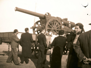 Descarga de cañones italianos en el Puerto de Huelva.