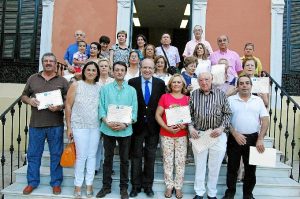 Los participantes de los cursos han recibido diplomas.