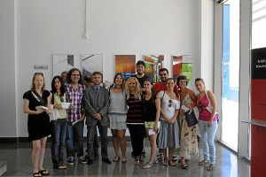 Alumnas protagonistas de la exposición con las autoridades.