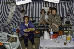 Stand de la Asociación de mujeres MUCAM, en el que vendieron dulces caseros y por la tarde buñuelos con chocolate. / Foto: José María Delgado. 