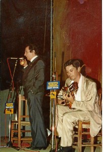 Homenaje a Paco Toronjo en el XV Festival Flamenco de Moguer en 1989. Con el guitarrista José María de Lepe. / Foto: Archivo Ramón Arroyo. 