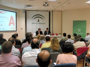 El delegado territorial de Economía, junto al director general de la Agencia Andaluza de la Energía, durante la inauguración de la jornada celebrada en Huelva.