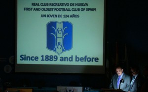 Un momento de la charla conferencia de Benjamín Naranjo -en el atril- y  Alejandro López.