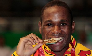 Kelvin muerde la medalla de oro conquistada en Mersin.
