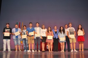 La alcaldesa, concejala de Educación y delegado Territorial con alumnos isleños durante la gala