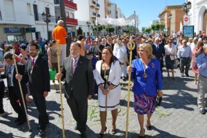 La alcaldesa de isla Cristina en la tradicional procesión del Corpus