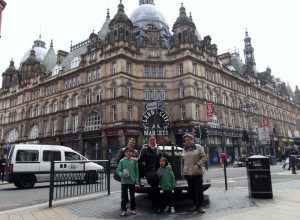 Miembros de la familia de Jesús de visita en el Leeds Market.