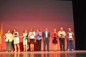 Los profesores jubilados homenajeados junto a las autoridades