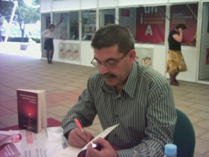 Silván, firmando ejemplares de su primer recetario. 